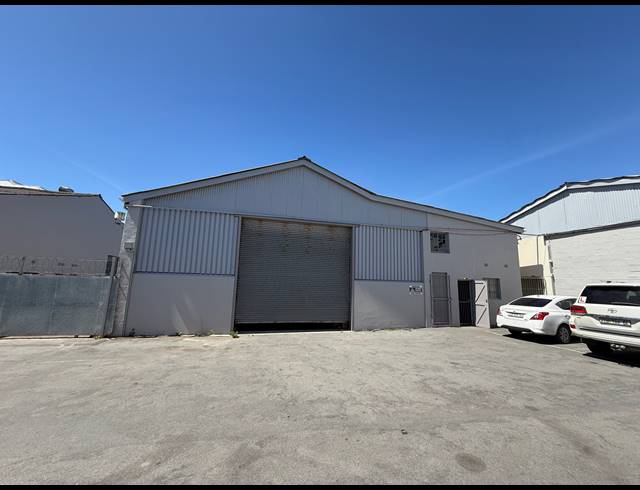 2,092M² WAREHOUSE FOR SALE IN ARCADIA